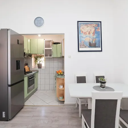 Apartment Daki's Place *